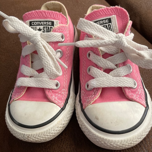 Size 5 Pink Converse - Picture 1 of 3